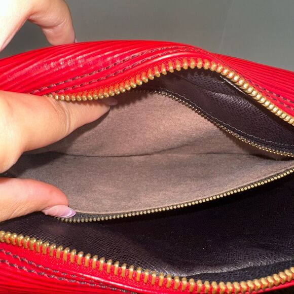 Louis Vuitton Vintage Trocadero 24 Red Epi Leather Crossbody Bag - Picture 4 of 16